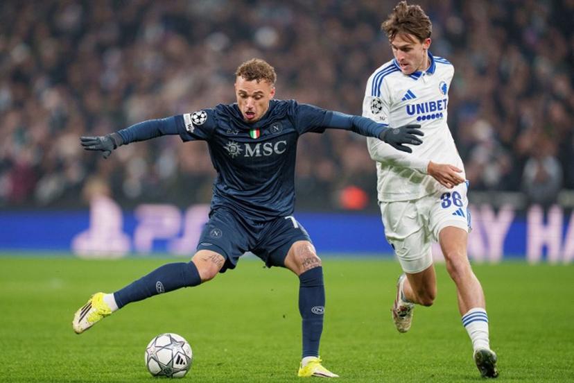 SSC Napoli's Dutch forward Noa Lang (L) fights for the ball with FCK's Danish midfielder William Clem during the UEFA Champions League, league phase day 7 football match between FC Copenhaben and SSC Napoli in Copenhagen, Denmark, on January 20, 2026.  Liselotte Sabroe / Ritzau Scanpix / AFP