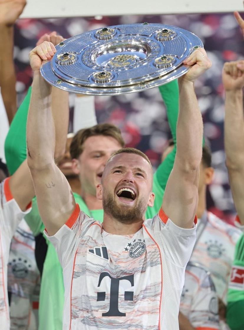 Bayern Munich's English defender #15 Eric Dier lifts the trophy after the German first division Bundesliga football match between Bayern Munich and Borussia Moenchengladbach in Munich on May 10, 2025.  Alexandra BEIER / AFP