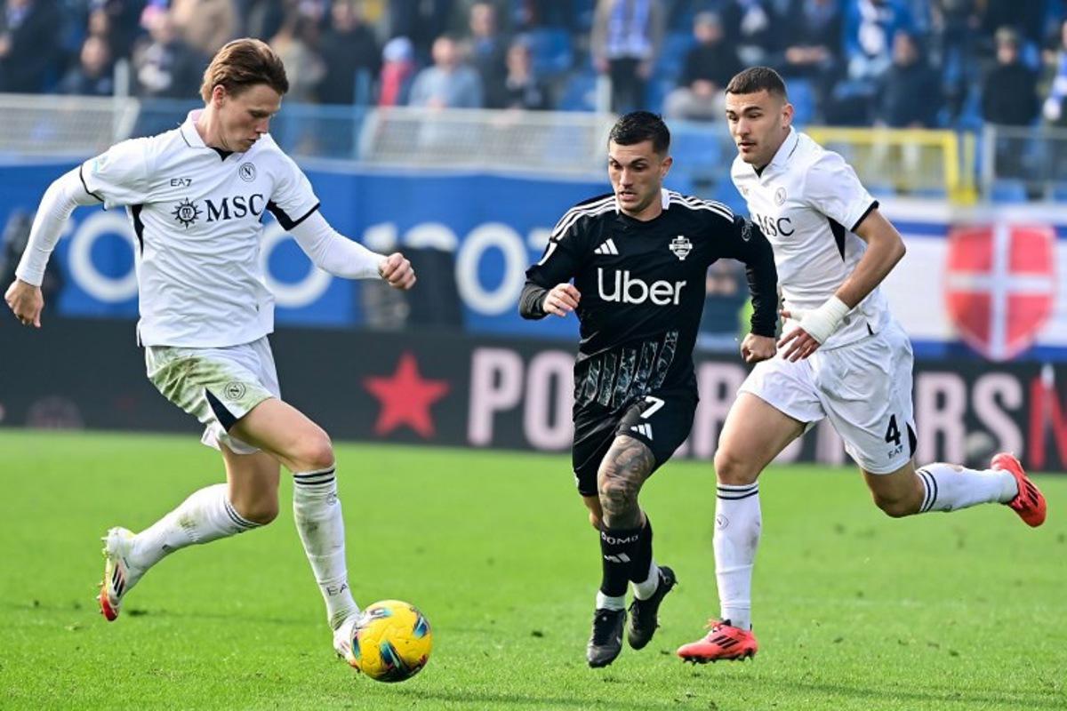 (From L) Napoli's Scottish midfielder #08 Scott McTominay controls the ball next to Como's Brazilian midfielder #07 Gabriel Strefezza and Napoli's Italian defender #04 Alessandro Buongiorno during the Italian Serie A football match between Como and Napoli at the Giuseppe-Sinigaglia Stadium in Como, on February 23, 2025.  Piero CRUCIATTI / AFP
