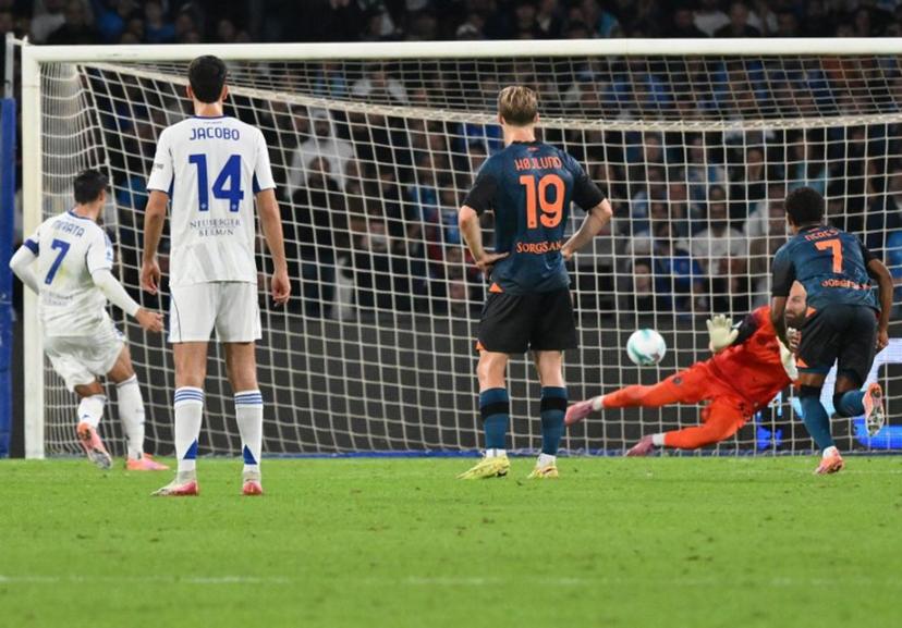 Napoli's Serbian goalkeeper #32 Vanja Milinkovic-Savic dives to stop a penalty kick by Como's Spanish forward #07 Alvaro Morata (L) during the Italian Serie A football match between Napoli and Como at the Diego Armando Maradona stadium in Naples, on November 1, 2025.  Alberto PIZZOLI / AFP