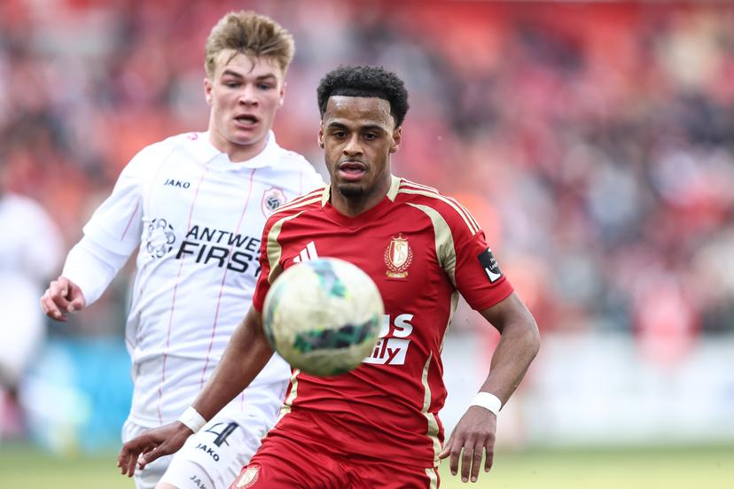 Antwerp's Semm Renders and Standard's Ilay Camara fight for the ball during a soccer match between Standard de Liege and Royal Antwerp FC, Sunday 16 March 2025 in Liege, on day 30 of the 2024-2025 season of the 'Jupiler Pro League' first division of the Belgian championship. BELGA PHOTO BRUNO FAHY