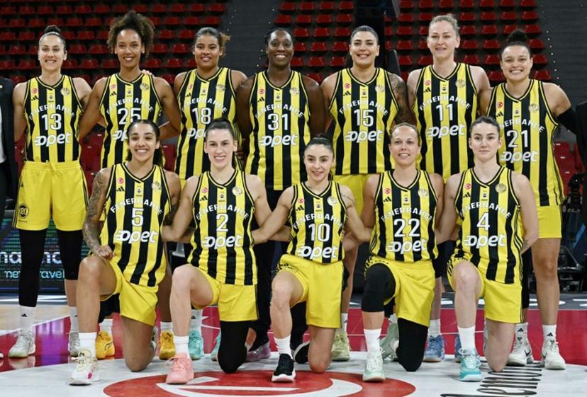 Fenerbahce players pose for a team photo before the Euroleague Women's semifinal basketball match between Fenerbahce and ZVVZ USK Prague at Pabellon Principe Felipe arena in Zaragoza on April 11, 2025.  JAVIER SORIANO / AFP