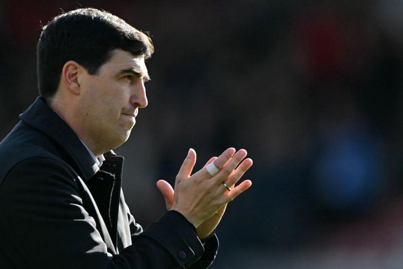 Bournemouth's Spanish manager Andoni Iraola applauds the fans following the English Premier League football match between Bournemouth and Sunderland at the Vitality Stadium in Bournemouth, southern England on February 28, 2026.  Glyn KIRK / AFP
