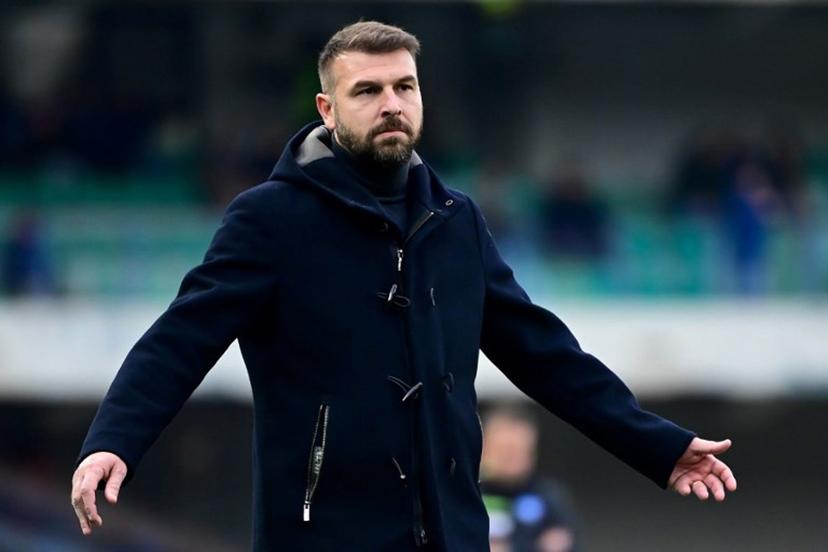 Hellas Verona's Italian head coach Paolo Zanetti reacts during the Italian Serie A football match between Hellas Verona and Inter Milan at Marcantonio Bentegodi Stadium, in Verona on November 23, 2024.  Piero CRUCIATTI / AFP