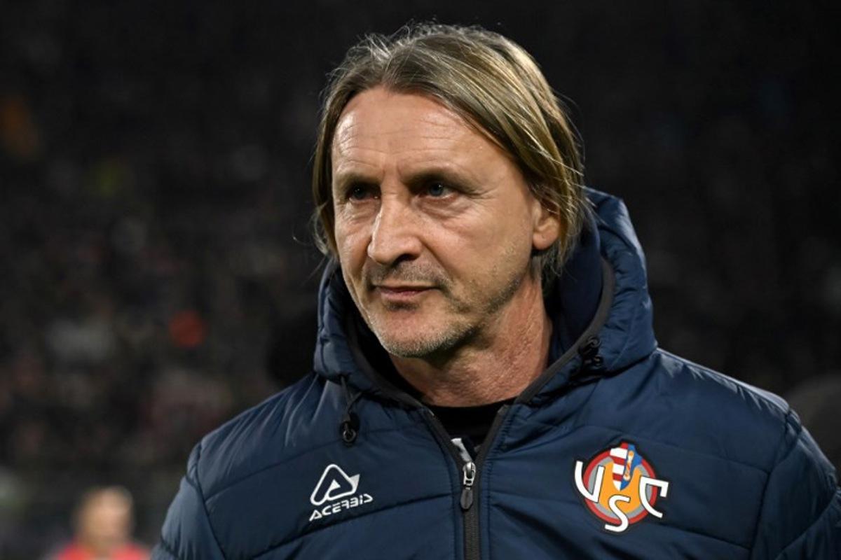 Cremonese's Italian head coach Davide Nicola looks on prior to the Italian Serie A football match between US Cremonese and Inter Milan at the Giovanni Zini Stadium in Cremona, northern Italy, on February 1, 2026.  Piero CRUCIATTI / AFP