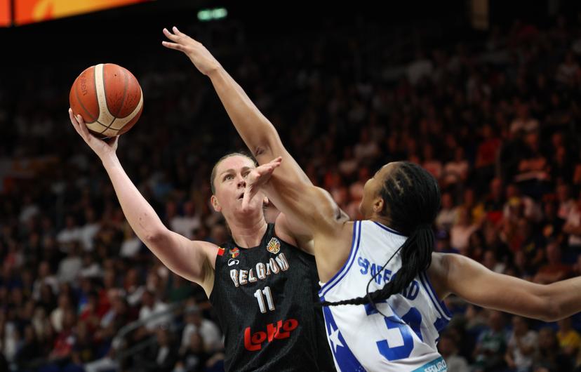 Belgium's Emma Meesseman and Puerto Rico' Imani McGee-Stafford fight for the ball during a game between Belgian national basketball team Belgian Cats and Puerto Rico,  game 2 of the group phase at the FIBA Women's Basketball World Cup, on Sunday 6 September 2026, in Berlin, Germany. The FIBA Women's Basketball World Cup takes place in Berlin from 4 to 23 September 2026. BELGA PHOTO VIRGINIE LEFOUR