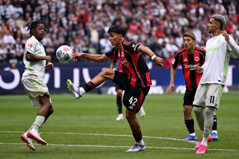 Bremen's Belgian midfielder #07 Samuel Mbangula (L) and Frankfurt's Turkish forward #42 Can Uzun (C) vie for the ball during the German first division Bundesliga football match between Eintracht Frankfurt and Werder Bremen in Frankfurt am Main, western Germany on August 23, 2025.  Kirill KUDRYAVTSEV / AFP