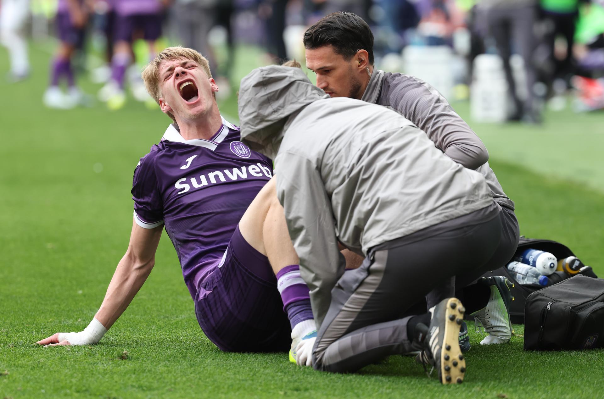 Anderlecht's Nathan De Cat lies injured on the ground during a soccer match between RSCA Anderlecht and KAA Gent, Sunday 12 April 2026 in Gent, on the second day of the Champion's Play-off (PO1) of the 2025-2026 'Jupiler Pro League' first division of the Belgian championship. BELGA PHOTO VIRGINIE LEFOUR