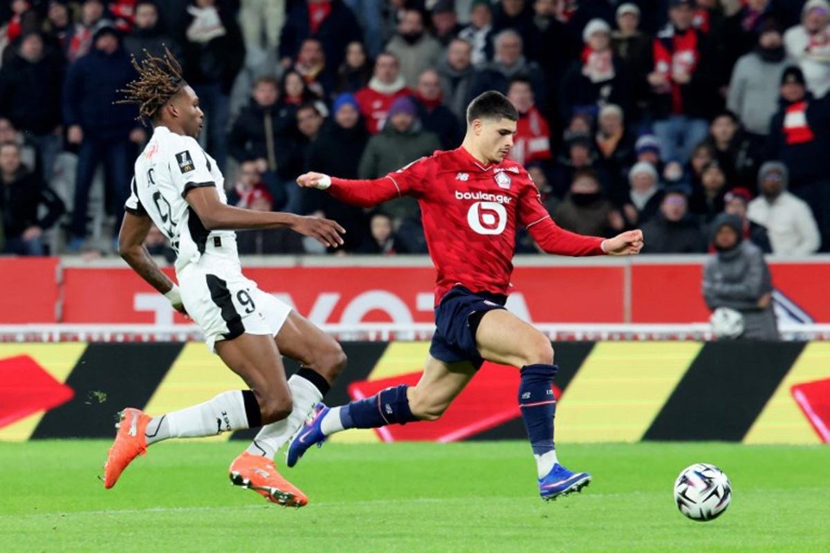 Lille's Belgian forward #07 Matias Fernandez-Pardo (R) and Rennes' French defender #97 Jeremy Jacquet fight for the ball during the French L1 football match between Lille LOSC and Stade Rennais FC at the Stade Pierre-Mauroy in Villeneuve-d'Ascq, northern France, on January 3, 2026.  Francois LO PRESTI / AFP