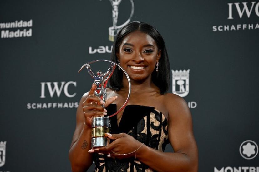 US gymnast Simone Biles poses with her Sportswoman of the Year Award during the 26th Laureus World Sports Awards gala in Madrid on April 21, 2025.  JAVIER SORIANO / AFP