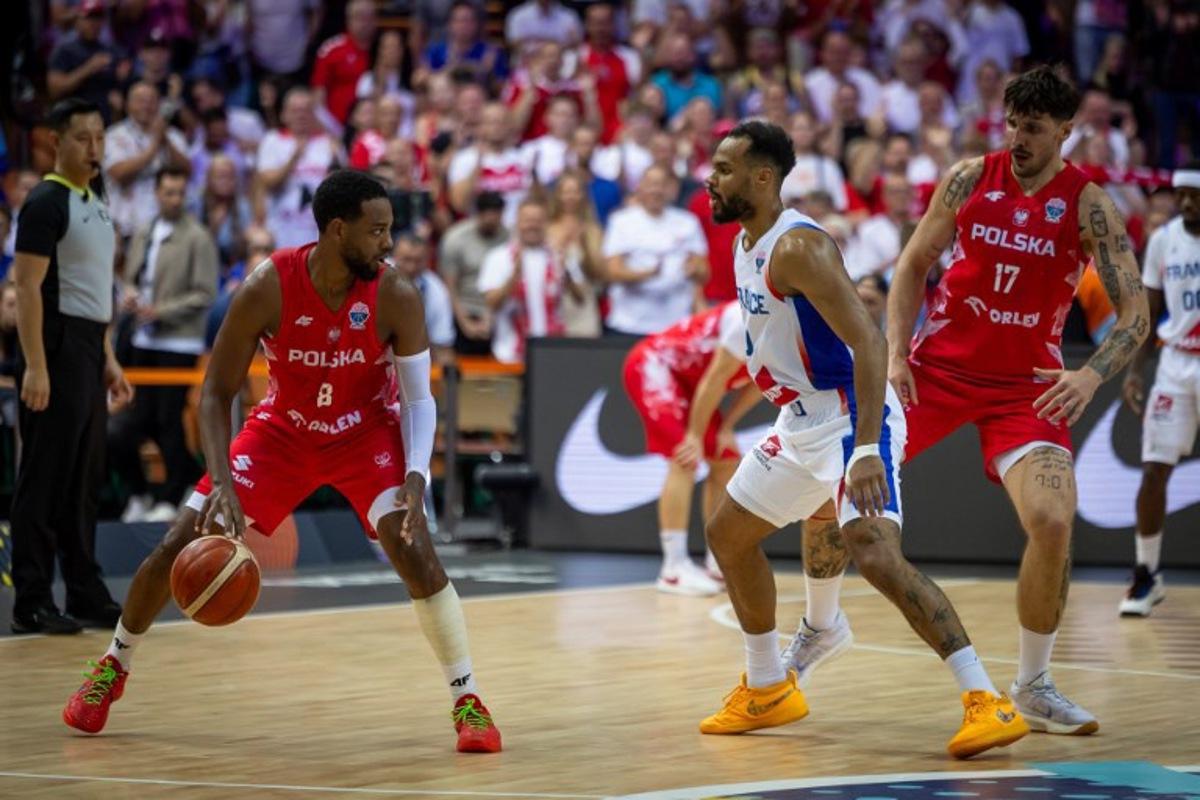 Poland's shooting guard #08 Jordan Loyd (L) France's point guard France's point guard France's point guard #0 Elie Okobo (C) and Poland's center #17 Dominik Olejniczak (R) vie during the FIBA EuroBasket 2025 Group D basketball match between France and Poland at the Spodek Arena in Katowice, Poland on September 2, 2025.  Wojtek RADWANSKI / AFP