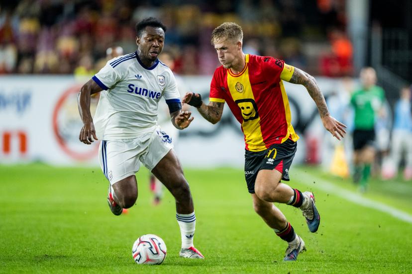 Anderlecht's Marco Kana and Mechelen's Fredrik Hammar fight for the ball a soccer match between KV Mechelen and RSC Anderlecht, Friday 11 September 2026 in Mechelen, on day 5 of the 2026-2027 'Jupiler Pro League' first division of the Belgian championship. BELGA PHOTO JASPER JACOBS