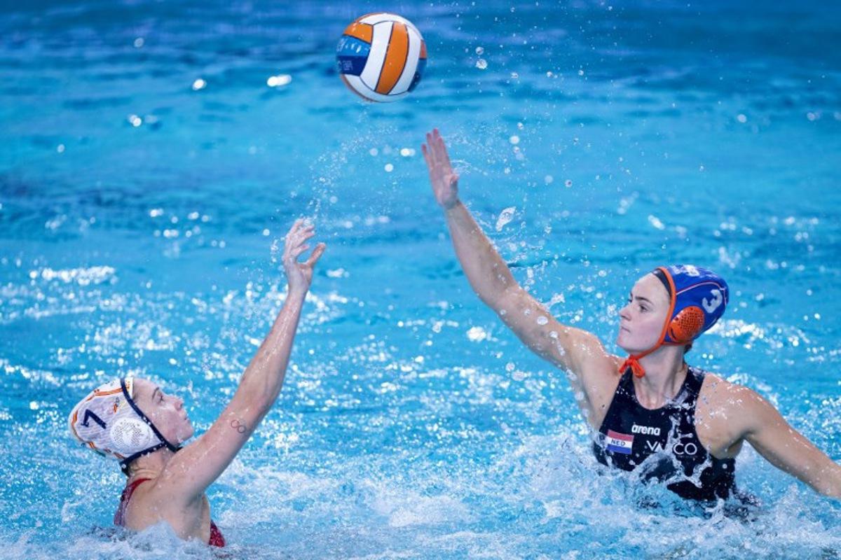 Elena Ruiz Barril of Spain (L) prepares to shoot in front of Brigitte Sleeking of the Netherlands during the water polo Women's European Water Polo Championship final match between Spain and Netherlands at the Pieter van den Hoogenband Swimming Stadium in Eindhoven on January 13, 2024.  Sander Koning / ANP / AFP