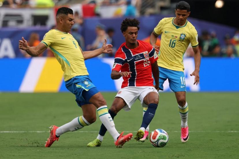Brazil's midfielder #05 Casemiro and Norway's midfielder #22 Oscar Bobb fight for the ball past Brazil's defender #16 Douglas Santos during the 2026 World Cup round of 16 football match between Brazil and Norway at the New York/New Jersey Stadium in East Rutherford on July 5, 2026.   Odd ANDERSEN / AFP