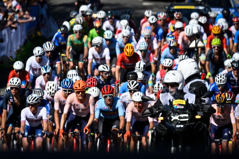 Illustration picture of the pack of riders pictured in action during the men's elite road race at the UCI Road World Championships Cycling 2022, in Wollongong, Australia, Sunday 25 September 2022. The Worlds are taking place from 18 to 25 September. BELGA PHOTO DIRK WAEM