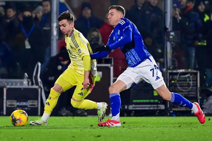 Juventus' Portuguese forward #7 Francisco Conceicao (L) fights for the ball with Como's Belgian defender #77 Ignace Van der Brempt during the Italian Serie A football match between Como and Juventus at Giuseppe Sinigaglia Stadium in Como, Italy on February 7, 2025.  Piero CRUCIATTI / AFP