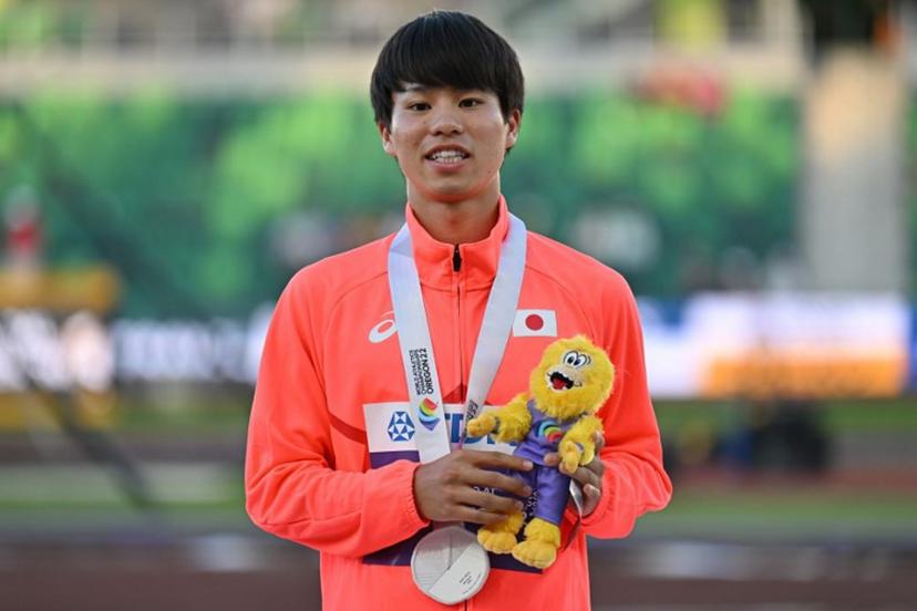 Silver medallist Japan's Koki Ikeda poses on the podium during the medal ceremony for the men's 20km race walk during the World Athletics Championships in Eugene, Oregon on July 15, 2022.   ANDREJ ISAKOVIC / AFP
