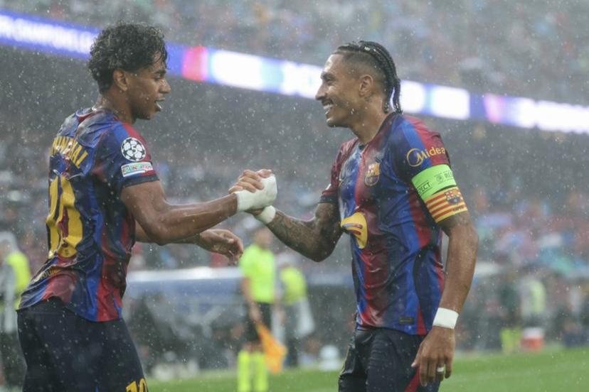 Barcelona's Brazilian forward #11 Raphinha (R) celebrates scoring his team's first goal with teammate Barcelona's Spanish forward #10 Lamine Yamal during the UEFA Champions League first round day 1 football match between FC Barcelona and Feyenoord at Camp Nou stadium in Barcelona on September 9, 2026.  Lluis GENE / AFP
