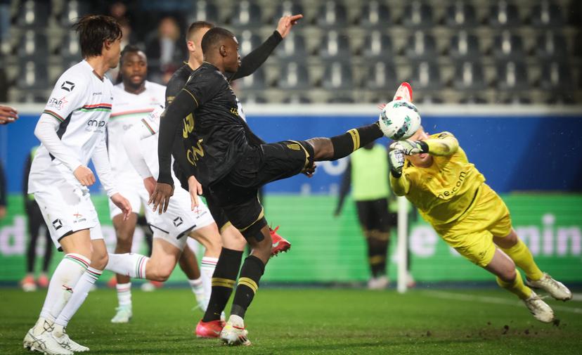 Charleroi's Nikola Stulic, Charleroi's Massamba Sow and OHL's goalkeeper Tobe Leysen fight for the ball during a soccer match between Oud-Heverlee Leuven and Sporting Charleroi, Friday 28 March 2025 in Leuven, on day 1 (out of 10) of the Europe Play-offs of the 2024-2025 'Jupiler Pro League' first division of the Belgian championship. BELGA PHOTO VIRGINIE LEFOUR