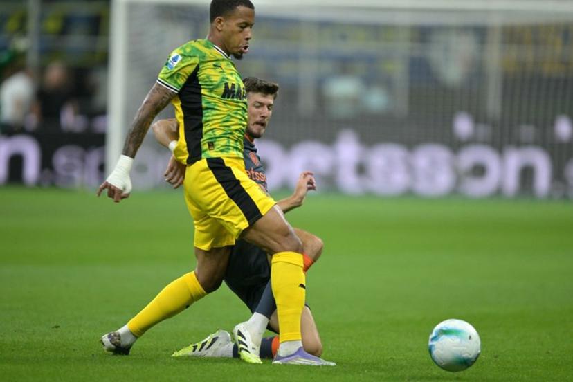 Inter Milan's Croatian midfielder #8 Petar Sucic fights for the ball with Sassuolo's Belgian midfielder #40 Aster Vranckx during the Italian Serie A football match between Inter Milan and Sassuolo at San Siro stadium in Milan, on September 21, 2025.  Stefano RELLANDINI / AFP