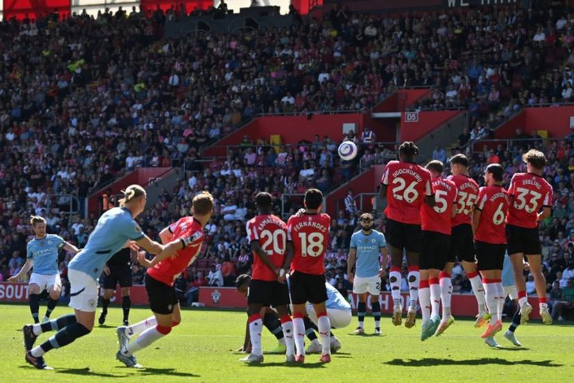Manchester City's Belgian midfielder #17 Kevin De Bruyne (L) misses with this freekick during the English Premier League football match between Southampton and Manchester City at St Mary's Stadium in Southampton, southern England on May 10, 2025.  Glyn KIRK / AFP