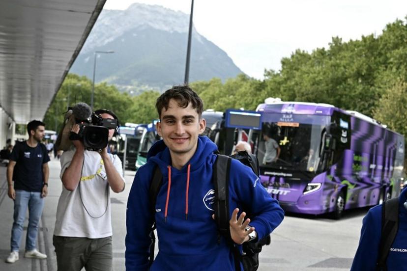 Decathlon CMA CGM Team team's French rider Paul Seixas waves upon arrival at Grenoble train station to board a train bound for Paris after the 20th stage of the 113th edition of the Tour de France cycling race, 170,9 km between Le Bourg-d'Oisans and Alpe d'Huez in the French Alps, in Grenoble, on July 25, 2026.  Loic VENANCE / AFP