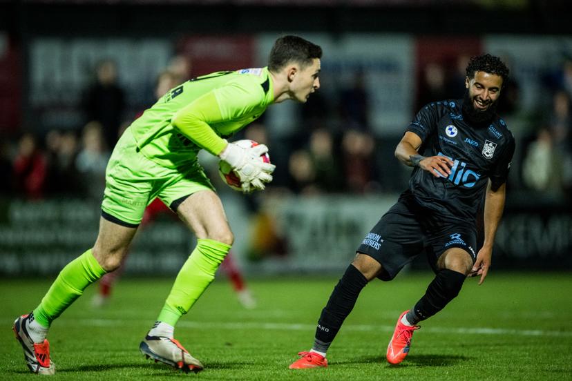 Hoogstraten's Milan De Schutter and Beveren's Mehdi Najim Ilyes fight for the ball during a soccer game between Hoogstraten VV (1st Amateur) and SK Beveren (1B), in Hoogstraten, Saturday 06 September 2025, round 7 of the Croky Cup 2025-2026 competition. BELGA PHOTO JASPER JACOBS