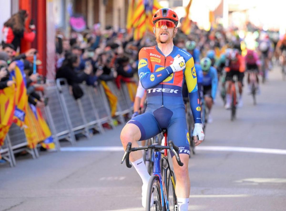 Team Lidl-Trek's US rider Quinn Simmons celebrates crossing first the finish line of the 6th stage of the 2025 Volta a Catalunya cycling tour of Catalonia, a 159km stage race between Berga and Queralt, on March 29, 2025.  Josep LAGO / AFP