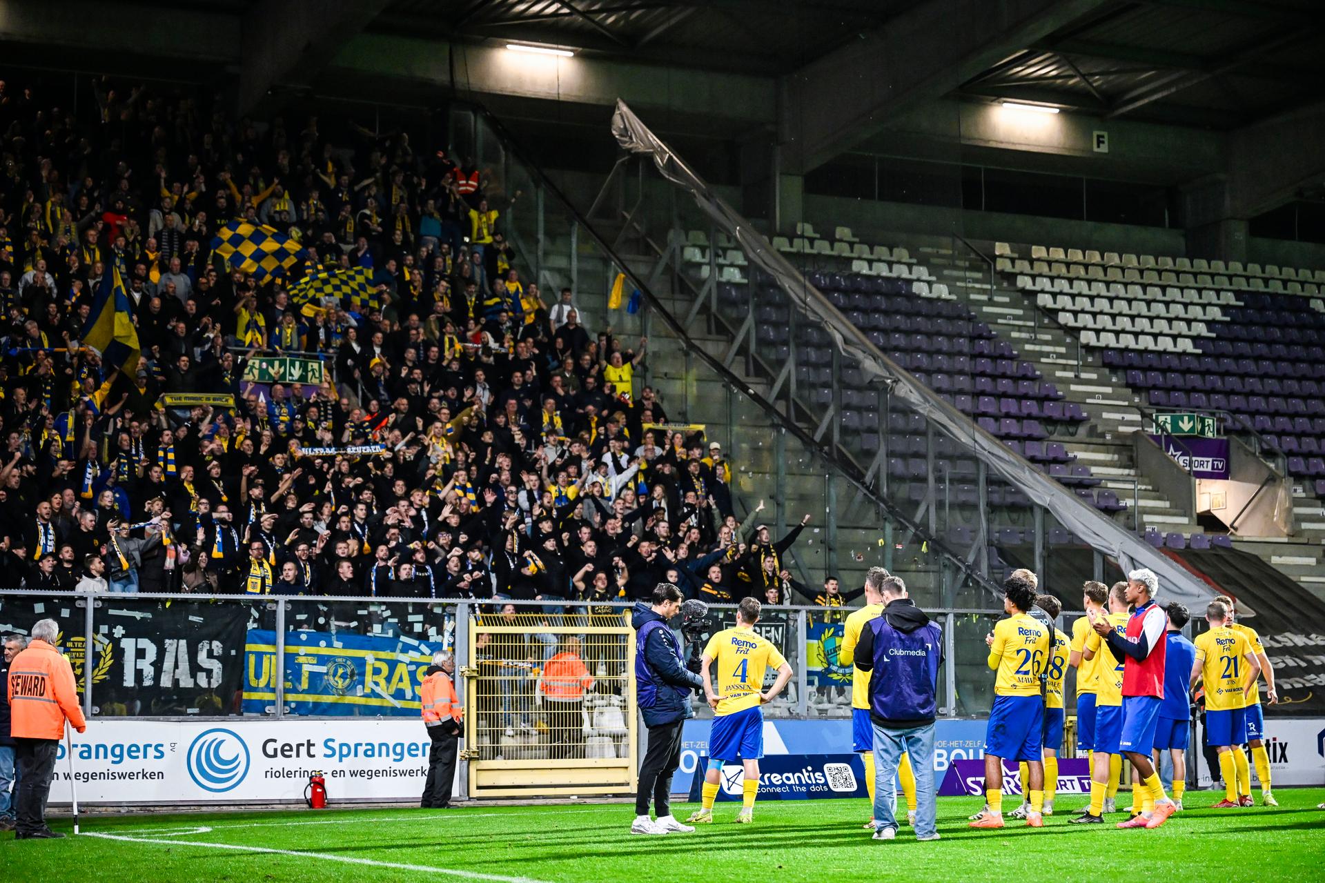 SK Beveren players greet the fans after a soccer game between Beerschot VA and SK Beveren, Friday 17 October 2025 in Antwerp, on day 10 of the 2025-2026 'Challenger Pro League' 1B second division of the Belgian championship. BELGA PHOTO TOM GOYVAERTS