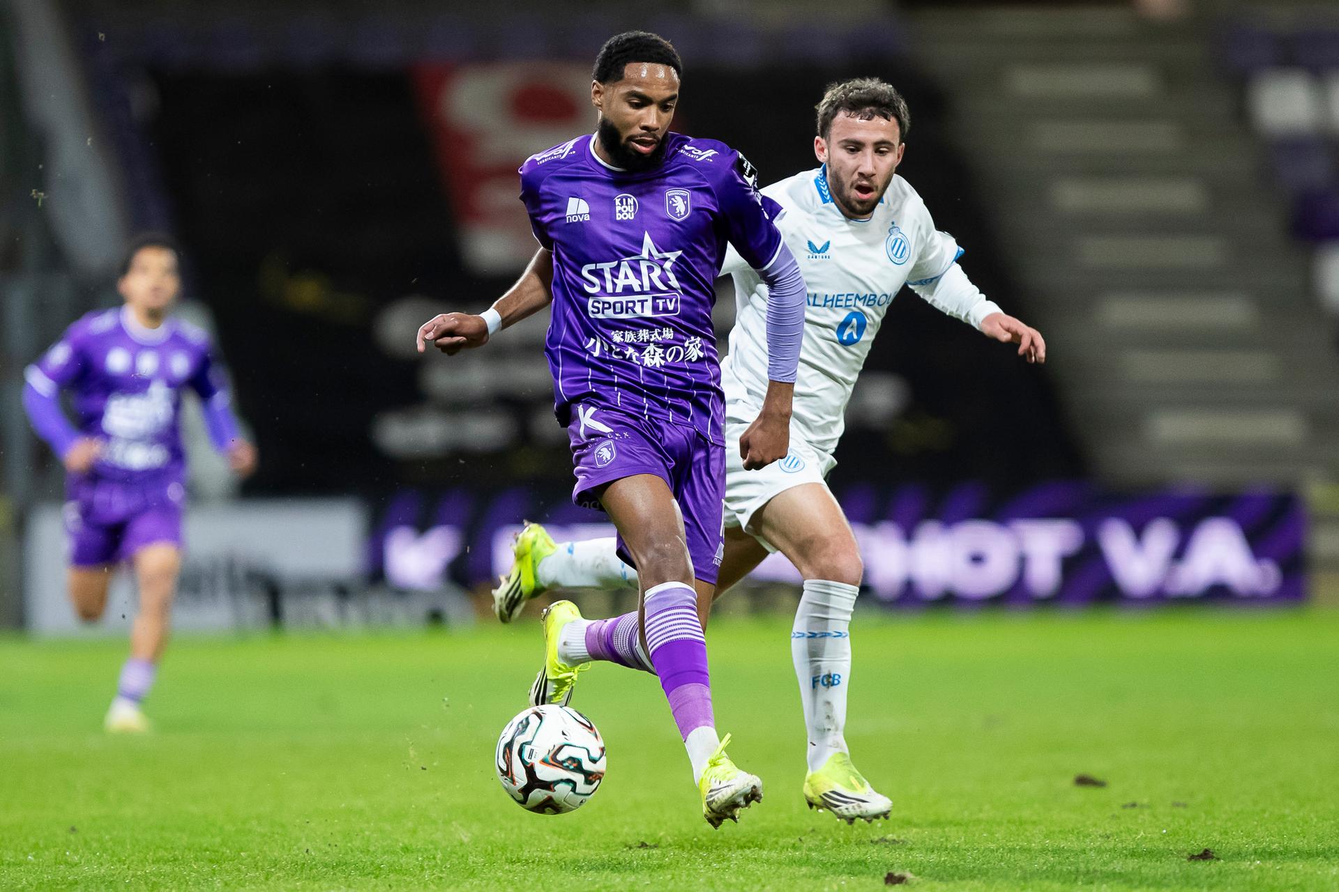Beerschot's Severin Guendouz and Club's Rayan Buifrahi Khbiez pictured during a soccer game between Beerschot VA and Club NXT, Saturday 07 February 2026 in Antwerp, on day 24 of the 2025-2026 'Challenger Pro League' 1B second division of the Belgian championship. BELGA PHOTO KRISTOF VAN ACCOM