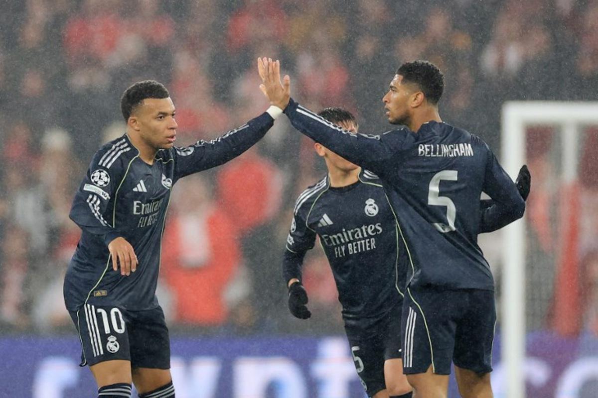 Real Madrid's French forward #10 Kylian Mbappe (L) celebrates after scoring his team's second goal with teammate English midfielder #05 Jude Bellingham (R) during the UEFA Champions League league phase day 8 football match between SL Benfica and Real Madrid CF at Estadio da Luz in Lisbon on January 28, 2026.  PATRICIA DE MELO MOREIRA / AFP