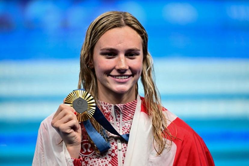 Gold medallist Canada's Summer Mcintosh celebrates during the podium ceremony of the women's 200m individual medley swimming event during the Paris 2024 Olympic Games at the Paris La Defense Arena in Nanterre, west of Paris, on August 3, 2024.  Manan VATSYAYANA / AFP