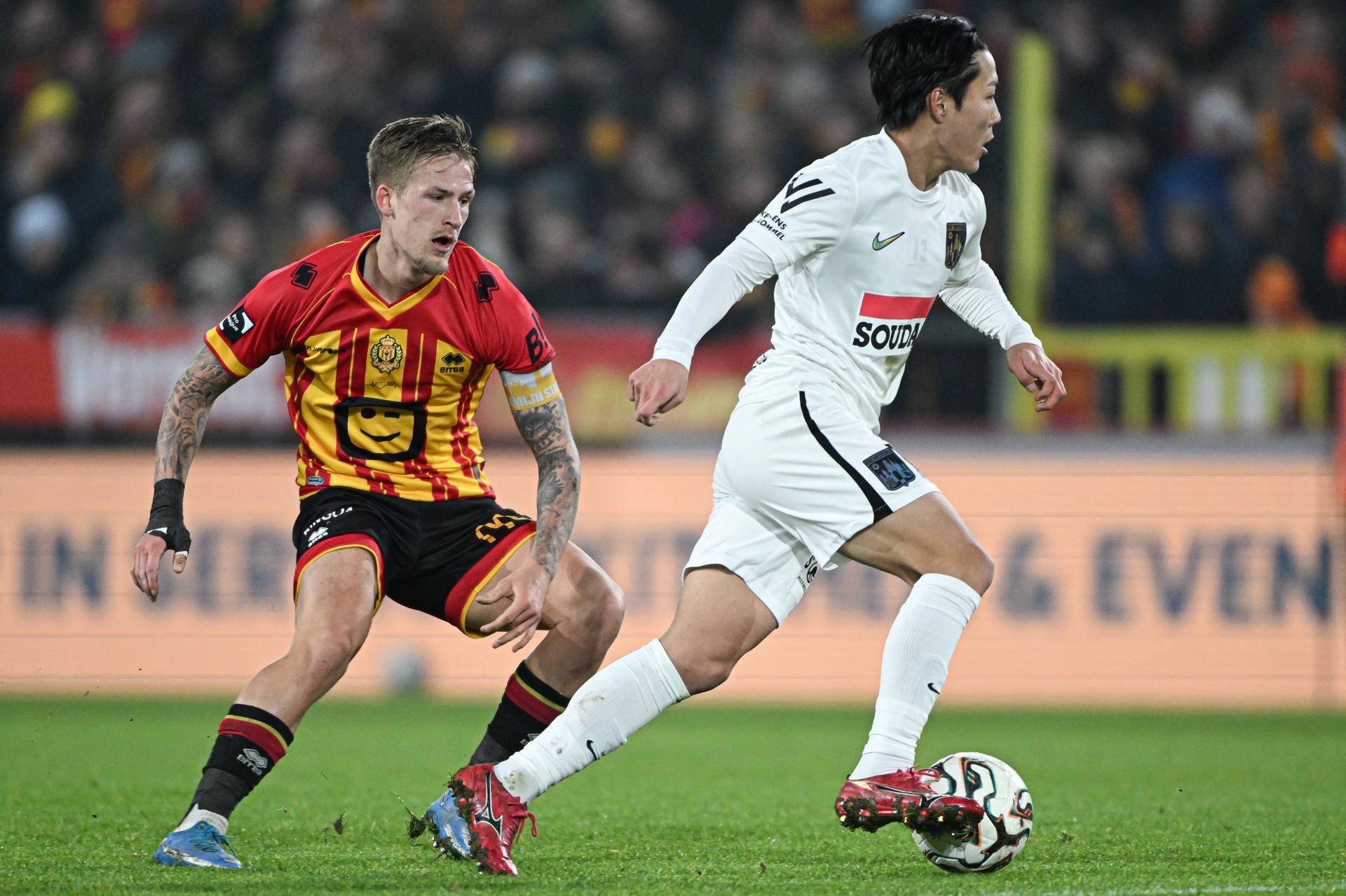 Mechelen's Fredrik Hammar and Westerlo's Isa Sakamoto pictured in action during a soccer match between KV Mechelen and KVC Westerlo, Sunday 25 January 2026 in Mechelen, on day 22 of the 2025-2026 'Jupiler Pro League' first division of the Belgian championship. BELGA PHOTO JILL DELSAUX