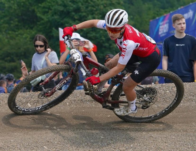 Switzerland's Sina Frei competes to place third in the Women's Cross Country event of the Mountain Bike Cycling competition of the European Games 2023 in Krynica, southwestern Poland, on June 25, 2023.  JANEK SKARZYNSKI / AFP