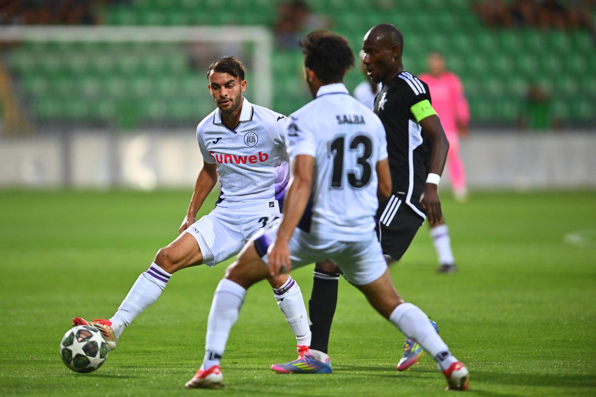 Anderlecht's Enric Llansana pictured in action during a soccer game between Moldavian FC Sheriff Tiraspol and Belgian RSC Anderlecht, Thursday 14 August 2025 in Chisinau, Moldova, the rerturn leg of the third qualifying round for the UEFA Conference League competition. Anderlecht won the first leg 3-0. BELGA PHOTO ALEX NICODIM
