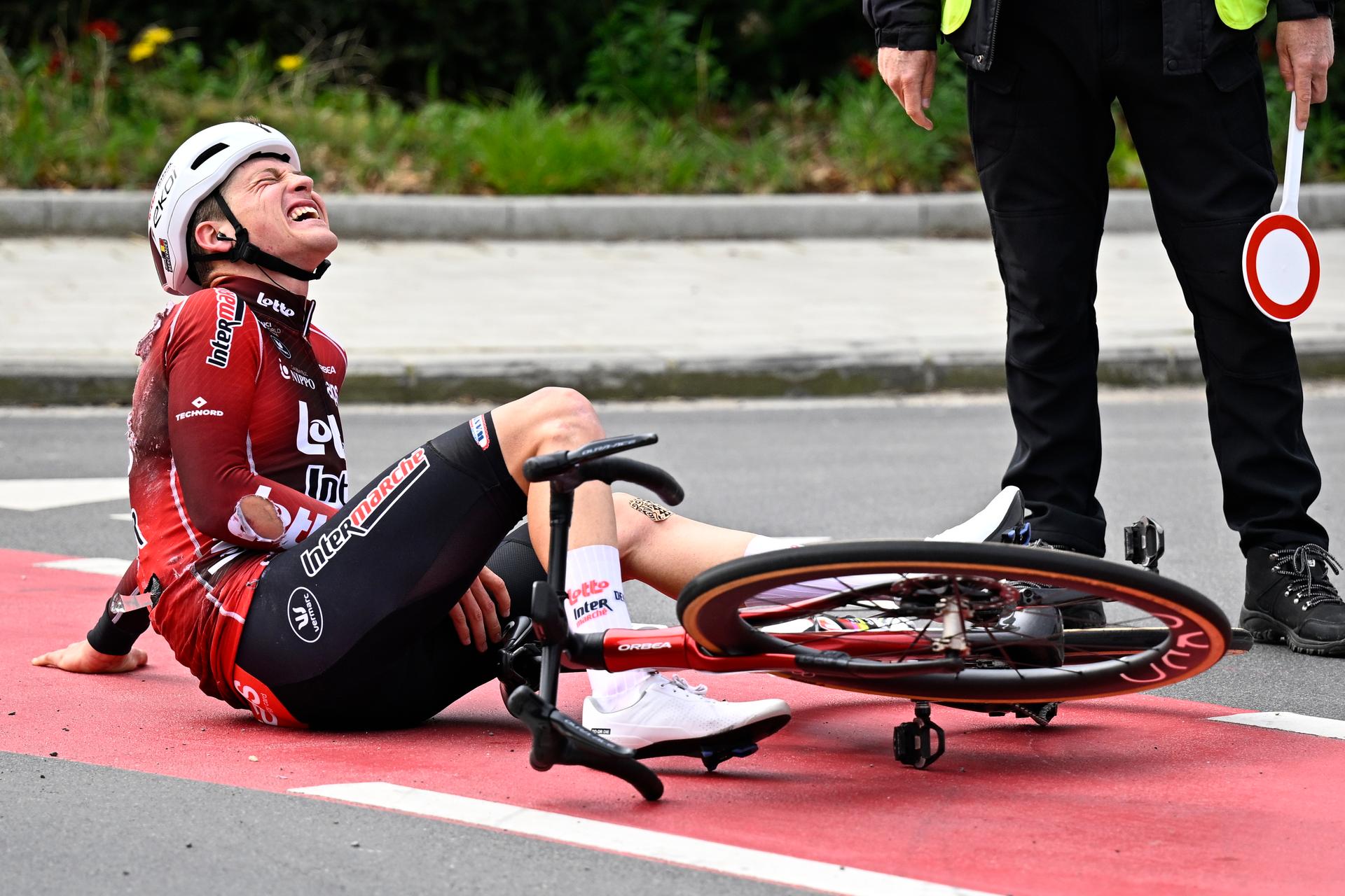 Belgian Jenno Berckmoes of Lotto-Intermarche pictured after a fall during the men elite race of the 'Dwars Door Vlaanderen' cycling event, 184,6km from Roeselare to Waregem, Wednesday 01 April 2026. BELGA PHOTO JASPER JACOBS