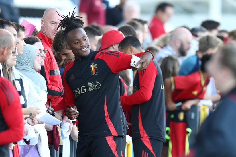 Belgium's Michy Batshuayi poses for a selfie with supporters ahead of a training session of the Belgian national soccer team Red Devils, at the Proximus Basecamp in Tubize, Monday 01 September 2025. The team is preparing for the matches against Liechtenstein (04/09) and Kazakhstan (07/09). BELGA PHOTO BRUNO FAHY