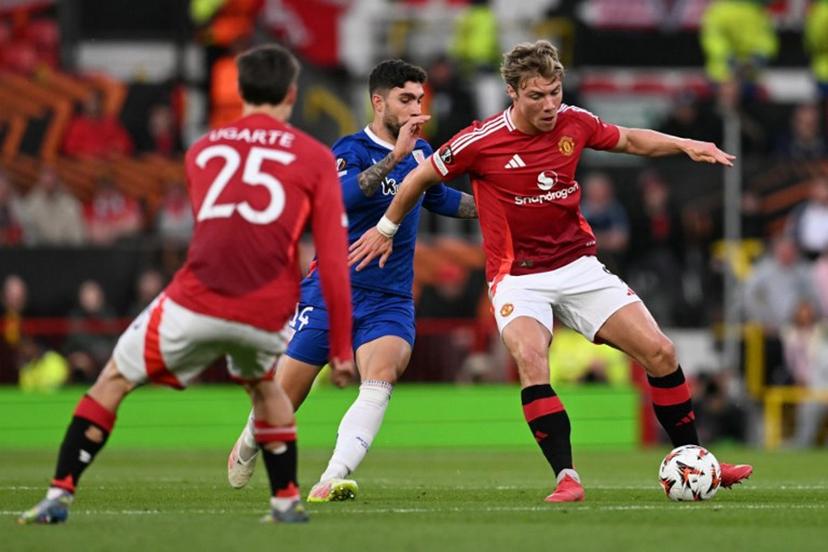 Manchester United's Danish forward #09 Rasmus Hojlund (R) and Athletic Bilbao's Spanish defender #14 Unai Nunez (C) fight for the ball during the UEFA Europa League semi final second leg football match between Manchester United and Athletic Club Bilbao at Old Trafford stadium in Manchester, north west England, on May 8, 2025.  Oli SCARFF / AFP