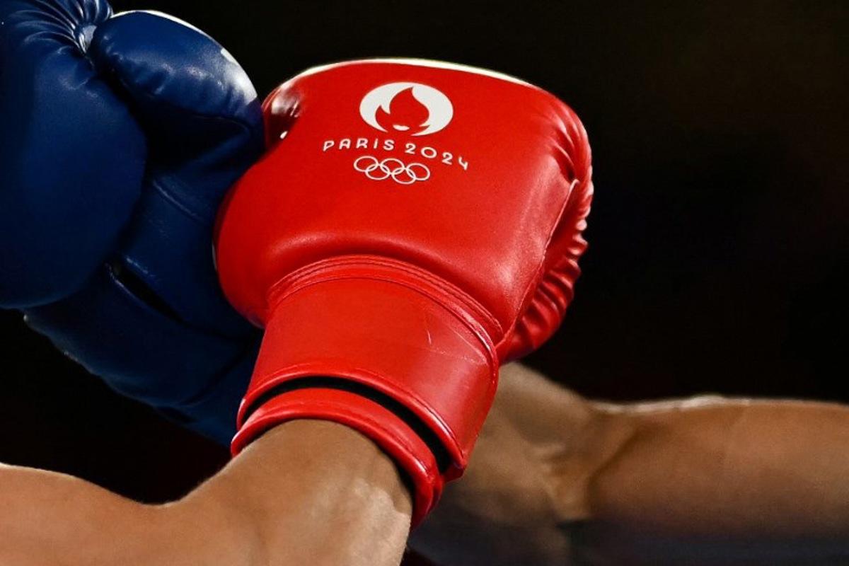 Kyrgyzstan's Munarbek Seiitbek Uulu and Bulgaria's Javier Ibanez Diaz (Blue) compete in the men's 57kg semi-final boxing match during the Paris 2024 Olympic Games at the Roland-Garros Stadium, in Paris on August 8, 2024.  Mauro PIMENTEL / AFP