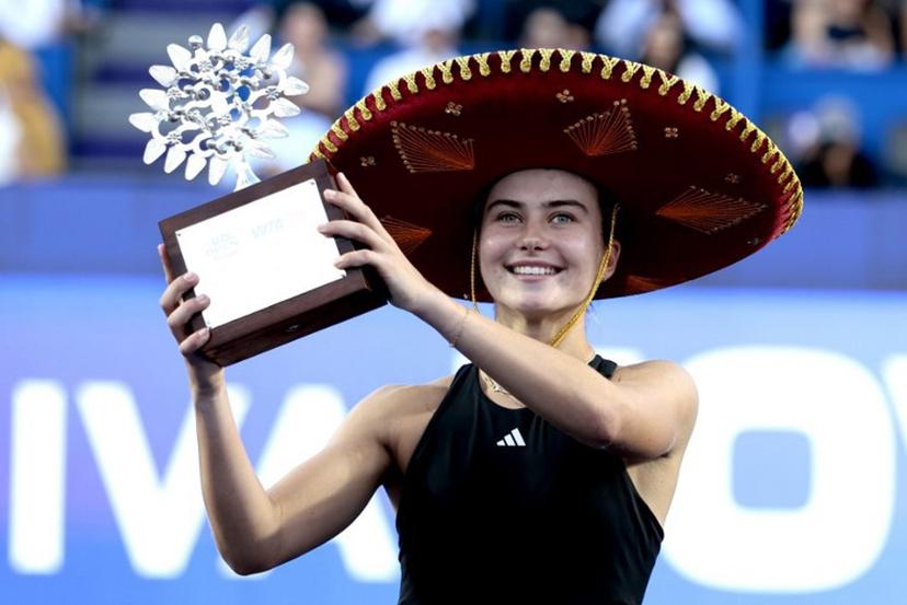 US' Iva Jovic celebrates with the trophy after winning the women's singles final match of the 2025 WTA Guadalajara Open against Colombia's Emiliana Arango in Zapopan, Mexico, on September 14, 2025.  Ulises Ruiz / AFP