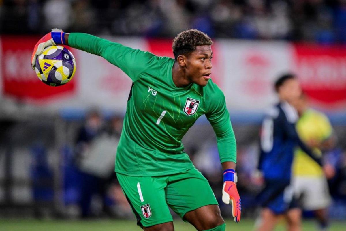 Japan's goalkeeper Zion Suzuki throws the ball during the international football friendly match between Japan and Brazil at the Tokyo stadium in Chofu, Tokyo prefecture on October 14, 2025.  Yuichi YAMAZAKI / AFP