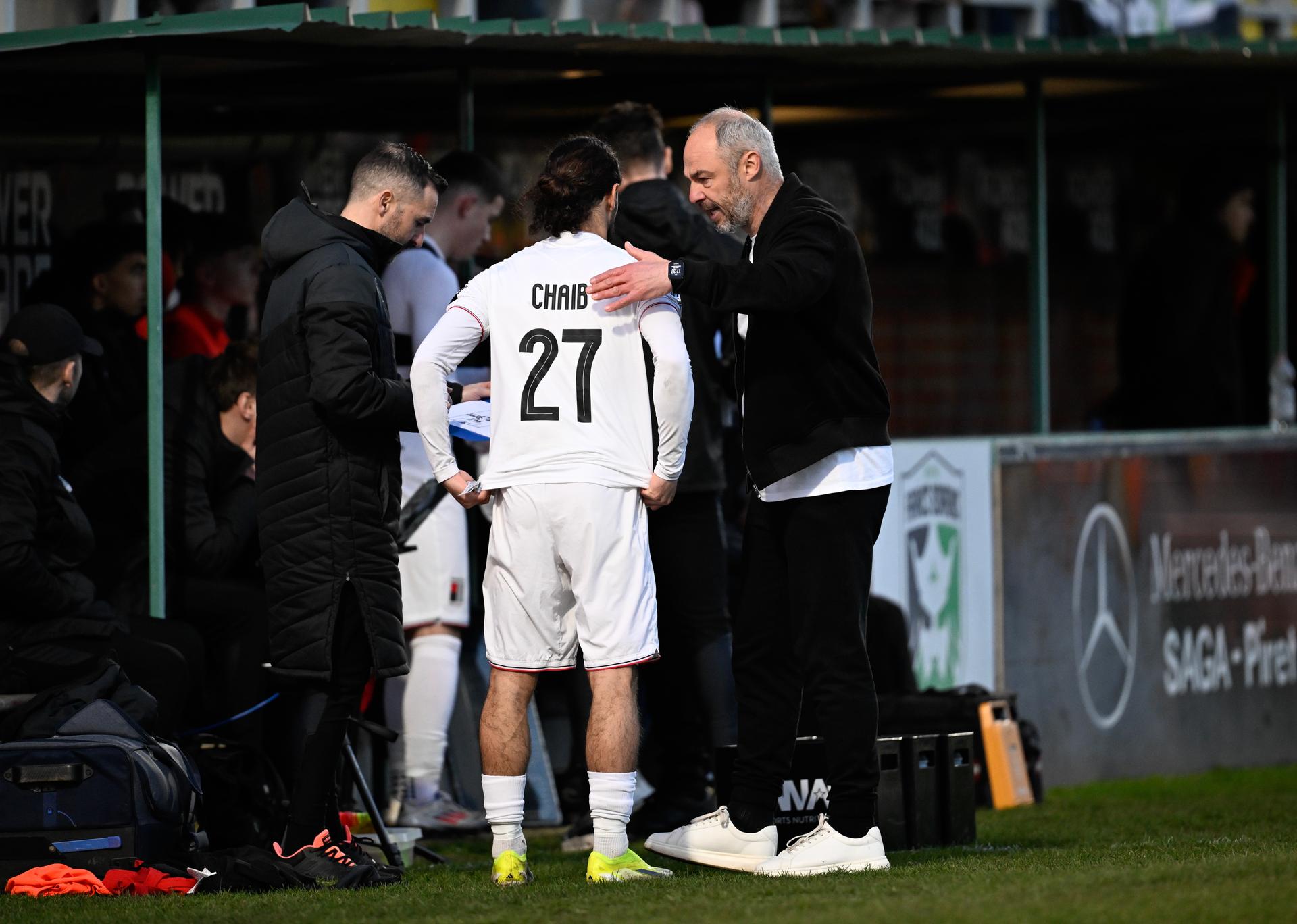 Rwdm's Yacine Chaib, Rwdm's head coach Christ Bruno and talk during a soccer game between Royal Francs Borains and RWDM Brussels, Sunday 08 February 2026 in Boussu, on day 24 of the 2025-2026 'Challenger Pro League' 1B second division of the Belgian championship. BELGA PHOTO JOHN THYS