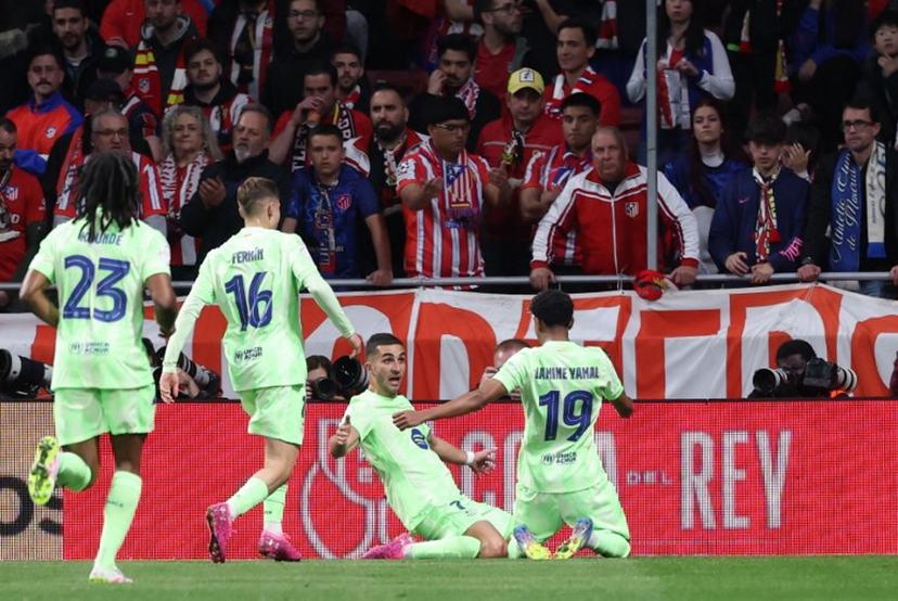 Barcelona's Spanish forward #07 Ferran Torres (2R) celebrates scoring the opening goal during the Spanish Copa del Rey (King's Cup) semi-final second leg football match between Club Atletico de Madrid and FC Barcelona at Metropolitano Stadium in Madrid on April 2, 2025.  Thomas COEX / AFP