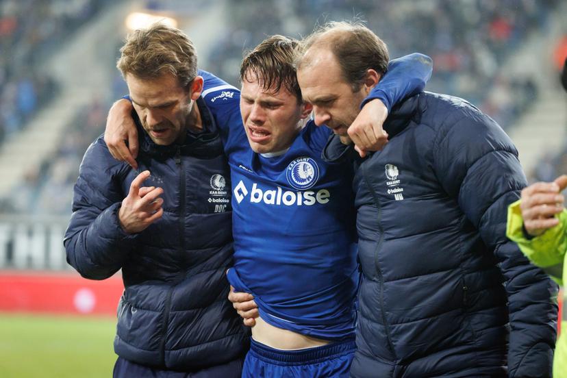 Gent's Matisse Samoise leaves the pitch after being injured during a soccer match between KAA Gent and KVC Westerlo, Saturday 27 December 2025 in Gent, on day 20 of the 2025-2026 'Jupiler Pro League' first division of the Belgian championship. BELGA PHOTO KURT DESPLENTER