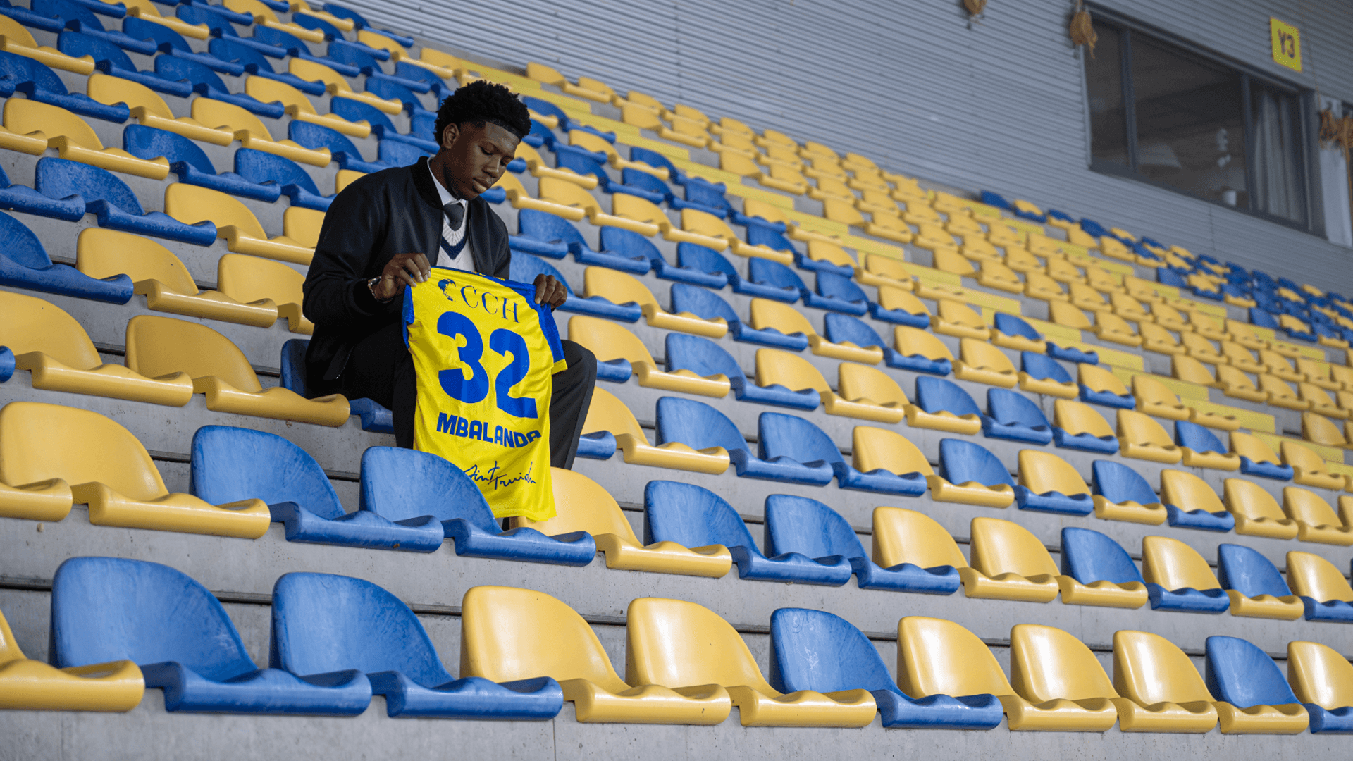 Jay-David Mbalanda tekent eerste profovereenkomst