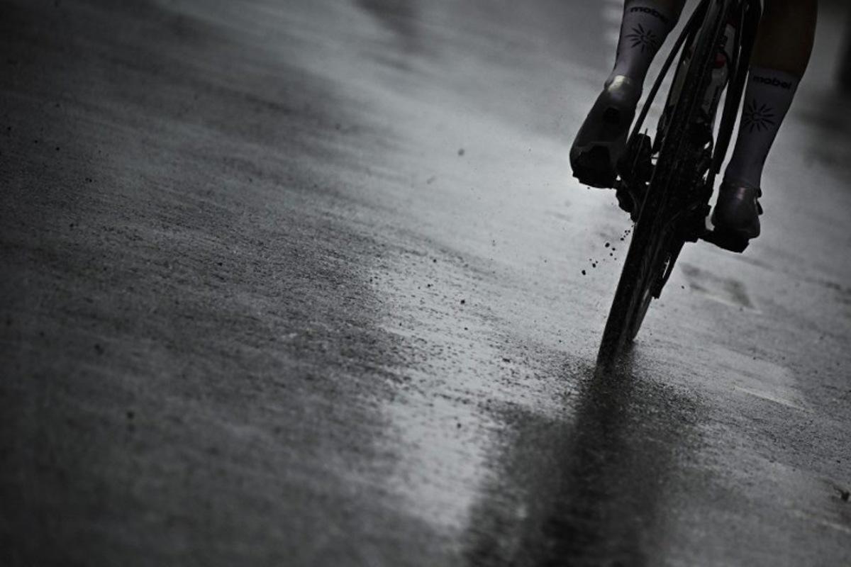 A rider cycles in the rain as they compete during the 4th stage (out of 8) of the third edition of the Women's Tour de France cycling race, a 122.7 km between Valkenburg and Liege, on August 14, 2024.  JULIEN DE ROSA / AFP