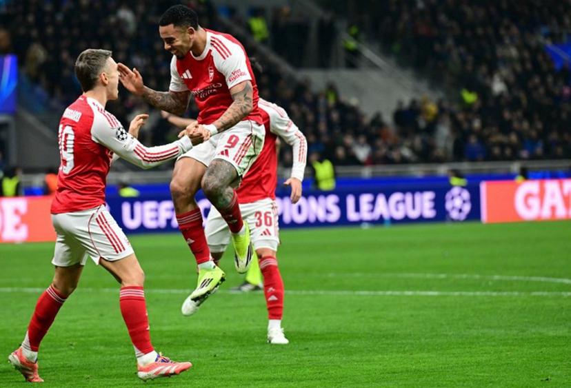 Arsenal's Brazilian striker #09 Gabriel Jesus (C) celebrates with Arsenal's Belgian midfielder #19 Leandro Trossard (L) after scoring his team second goal during the UEFA Champions League, league phase day 7, football match between Inter Milan and Arsenal at San Siro stadium in Milan, northern Italy, on January 20, 2026.   Stefano RELLANDINI / AFP