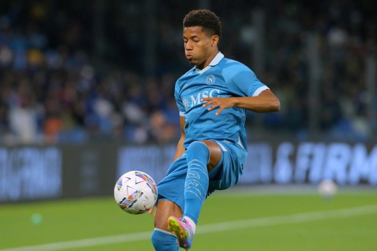 Napoli's Brazilian forward #07 David Neres controls the ball during the Italian Serie A football match between Napoli and Empoli FC at the Diego Armando Maradona Stadium in Naples on April 14, 2025.  CARLO HERMANN / AFP
