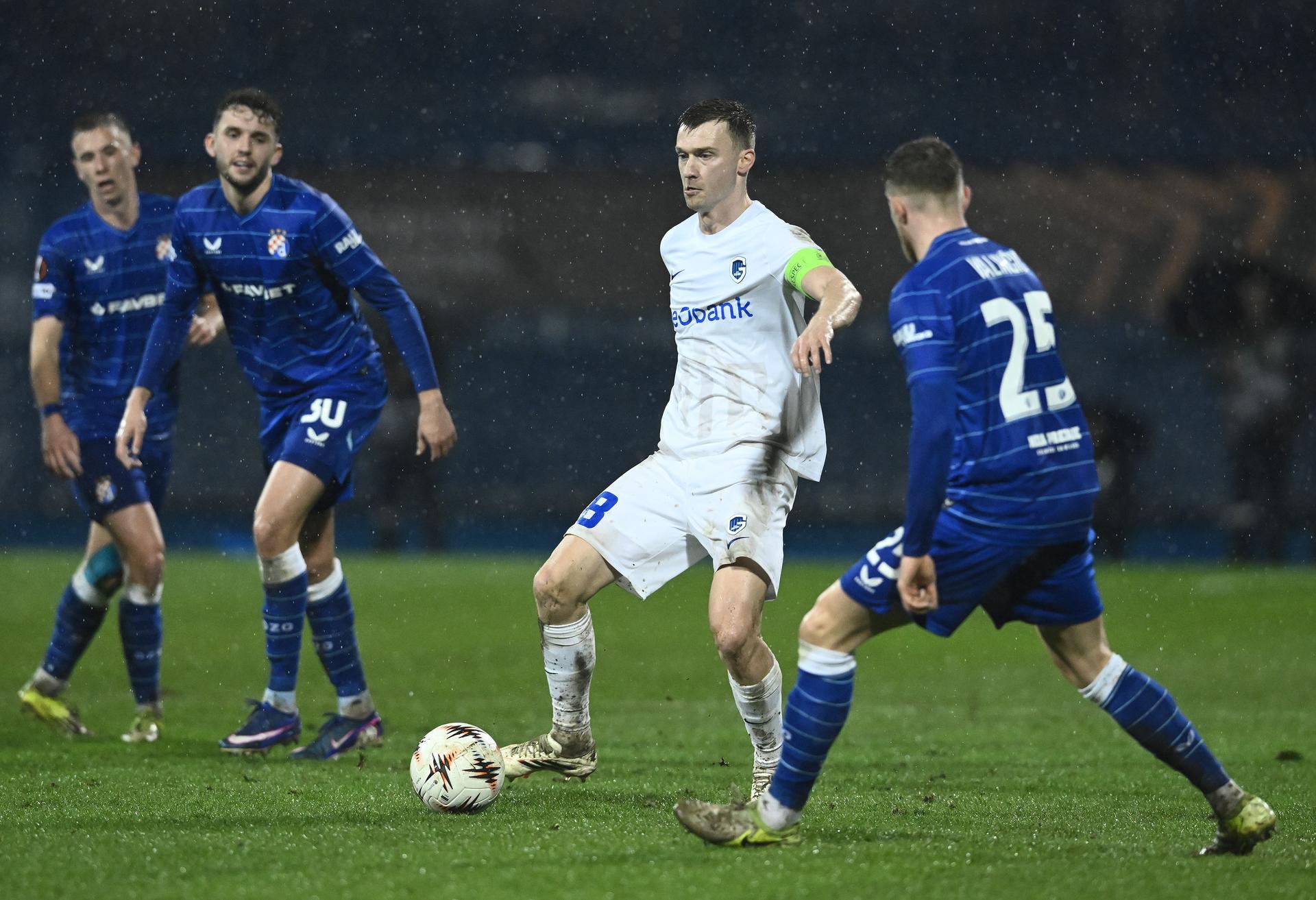 Genk's Bryan Heynen (C) pictured in action during a soccer game between GNK Dinamo Zagreb and Belgian soccer team KRC Genk, Thursday 19 February 2026 in Zagreb, Croatia, in the play-off for the knockout phase of the UEFA Europa League tournament. BENELUX ONLY BELGA PHOTO MARKO LUKUNIC