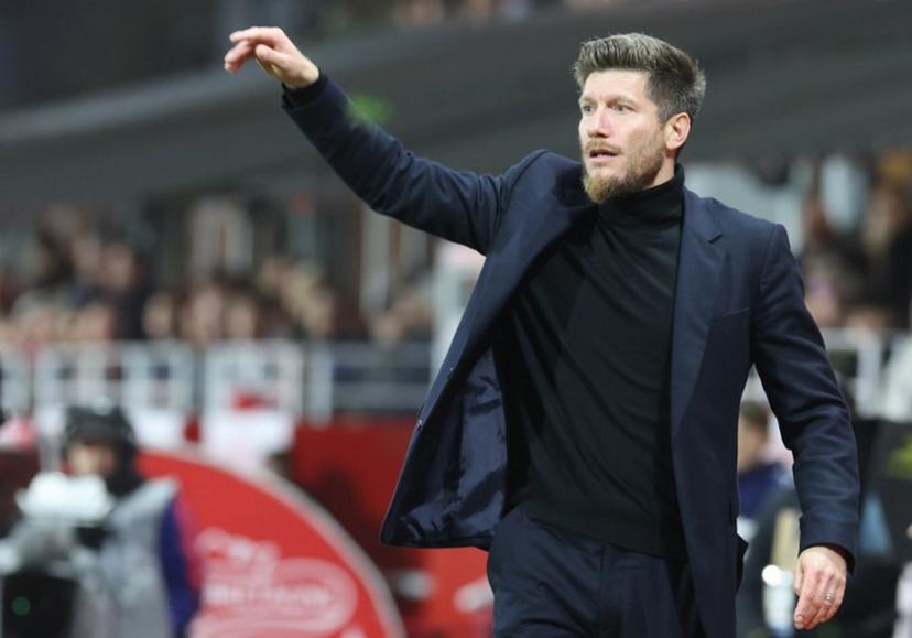 Monaco's Belgian head coach Sebastien Pocognoli gestures during the French L1 football match between Stade Brestois 29 (Brest) and AS Monaco at the Francis-Le-Ble stadium in Brest, western France, on December 5, 2025.  Fred TANNEAU / AFP